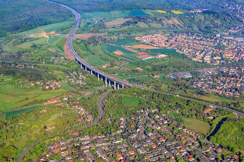Luftbild: Talbrücke Heidingsfeld der A3 aus Osten im Ortsteil Heuchelhof in Würzburg im Bundesland Bayern in Deutschland. Foto: IMG_57065.jpg vom 08.05.2013 durch Werner Riehm/FLY-FOTO.de
