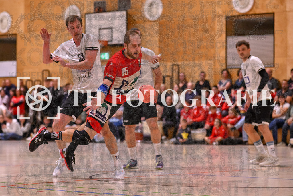 GER, SG Maulburg/Steinen - HSG Dreiland, Handball, Landesliga Suedbaden, 4. Spieltag, Saison 2024/2025, 12.10.2024 | Daniel Winkelbeiner (SG Maulburg/Steinen, #15) spielt den ball mit der Hand. Hinter ihm, Jonas Schamberger (HSG Dreiland, #33)GER, SG Maulburg/Steinen - HSG Dreiland, Handball, Landesliga Suedbaden, 4. Spieltag, Saison 2024/2025, 12.10.2024Foto: TH Fotografie/Thomas Hess