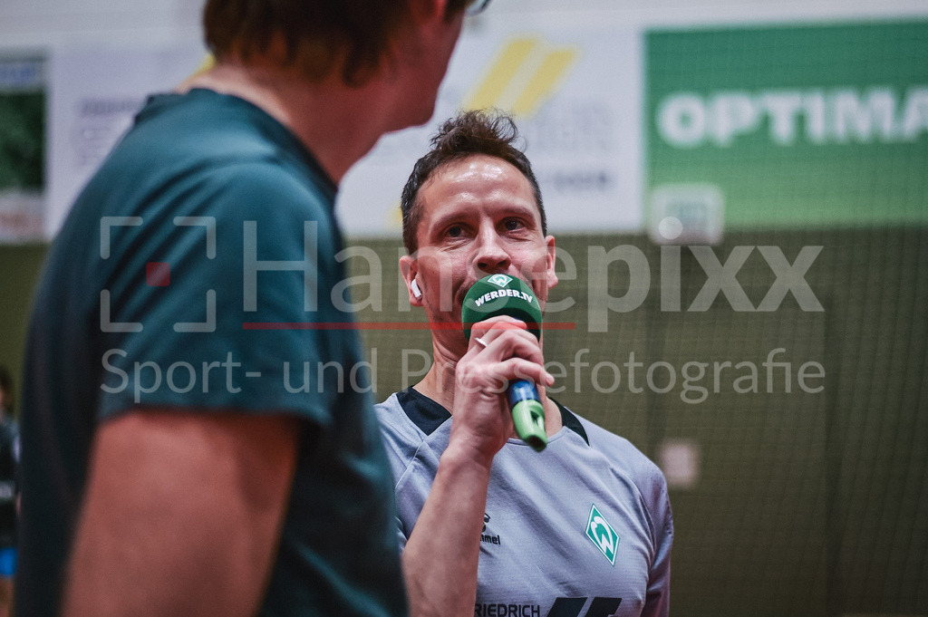 Handball, 2. Bundesliga Frauen, SV Werder Bremen - TuS Lintfort | v.li.: Rudy Schönborn (Hallensprecher, SV Werder Bremen) moderiert beim Wurfcontest