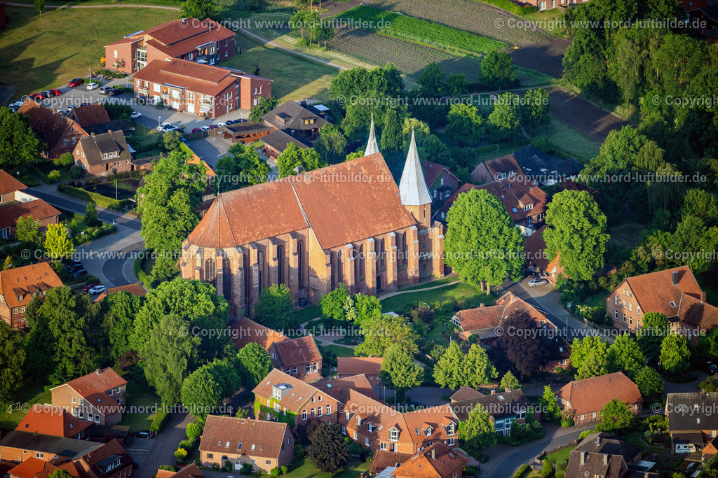 Bardowick_St.Peter und Paul Dom_ELS_9828050623 | BARDOWICK 05.06.2023 Kirchengebäude des Dom zu Bardowick St. Peter und Paul in Bardowick im Bundesland Niedersachsen. // Church cathedral Saint Peter and Paul in Bardowick in the state Lower Saxony. Foto: Martin Elsen