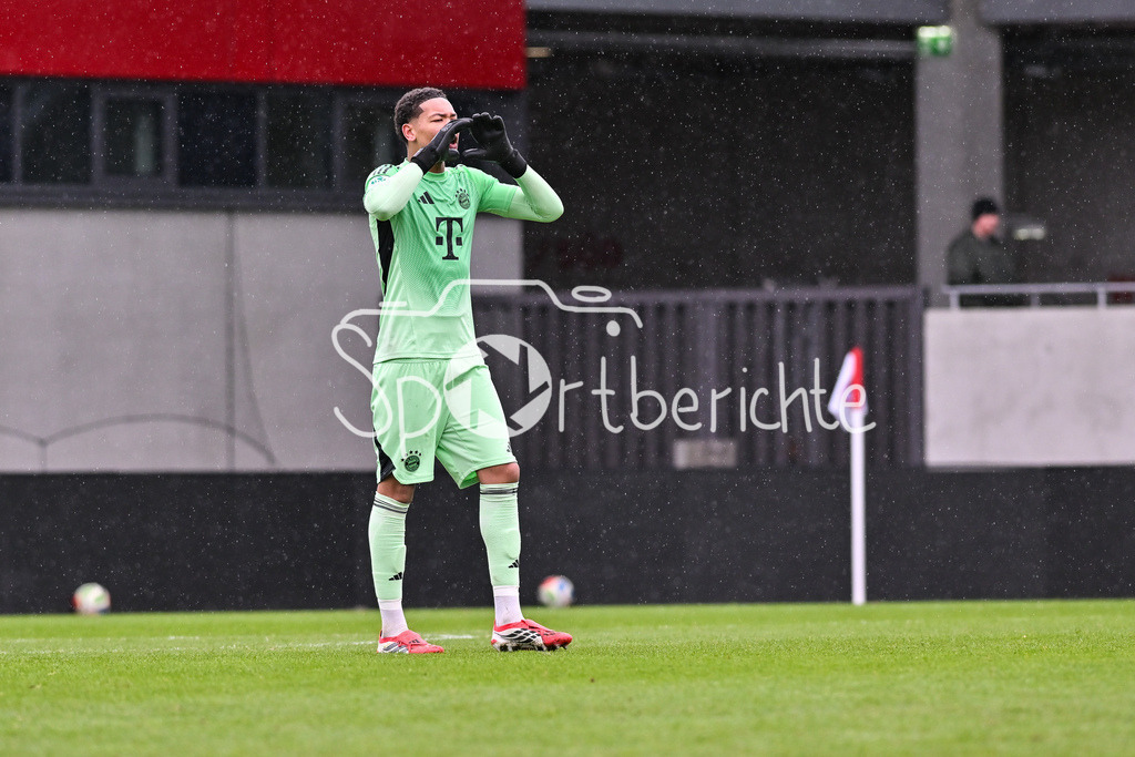 FC Bayern München - Berliner Athletik Klub | MUNICH, GERMANY - 21. FEBRUARY: im Bild Leonard PRESCOTT (FC Bayern München U19 1) / Einzelfoto / Freisteller während dem Spiel zwischen der U19 des FC Bayern München und der U19 des Berliner Athletik Klubs am 3. Spieltag der DFB-U19 Nachwuchsliga am FC Bayern Campus