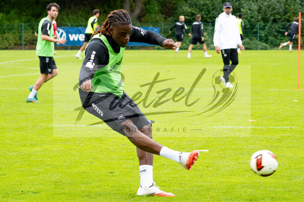 20260909_TRAOSN_0288 | Fußball, Herren: Elias Bakatukanda (VfL Osnabrück) in Aktion, am Ball, Einzelaktion beim Training des VfL Osnabrück am 09.09.2026 im Sportpark Illoshöhe in Osnabrück, Deutschland.(Foto von Nico Paetzel) - Realisiert mit Pictrs.com