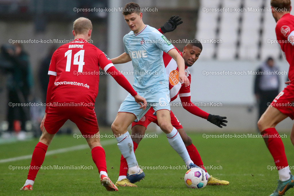 RWE06012401014 | 06.01.2024, Essen, Fußball, Herren, Stadion an der Hafenstraße, Testspiel, Rot-Weiss Essen – 1. FC Köln:  Eric Martel (1.FC Köln) gegen Lucas Brumme (Rot-Weiss Essen) und Isaiah Young (Rot-Weiss Essen). 
DFB regulations prohibit any use of photographs as image sequences and or quasi-video.