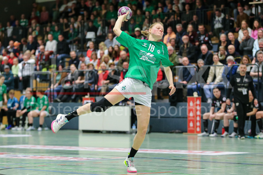 Handball, 2. Bundesliga Frauen, HL Buchholz 08-Rosengarten - SV Werder Bremen | v.li.: Denise Engelke (SV Werder Bremen, 18) beim Siebenmeter, 7m, Spielszene, Aktion, Action