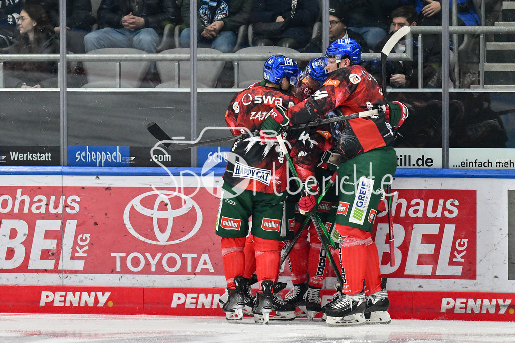 Augsburger Panther - Straubing Tigers | Jubel der Panther nach dem Treffer zum 1-0 / Freude / Happy / Tor / DEL: Augsburger Panther - Straubing Tigers, Curt Frenzel Stadion am 29.11.2024