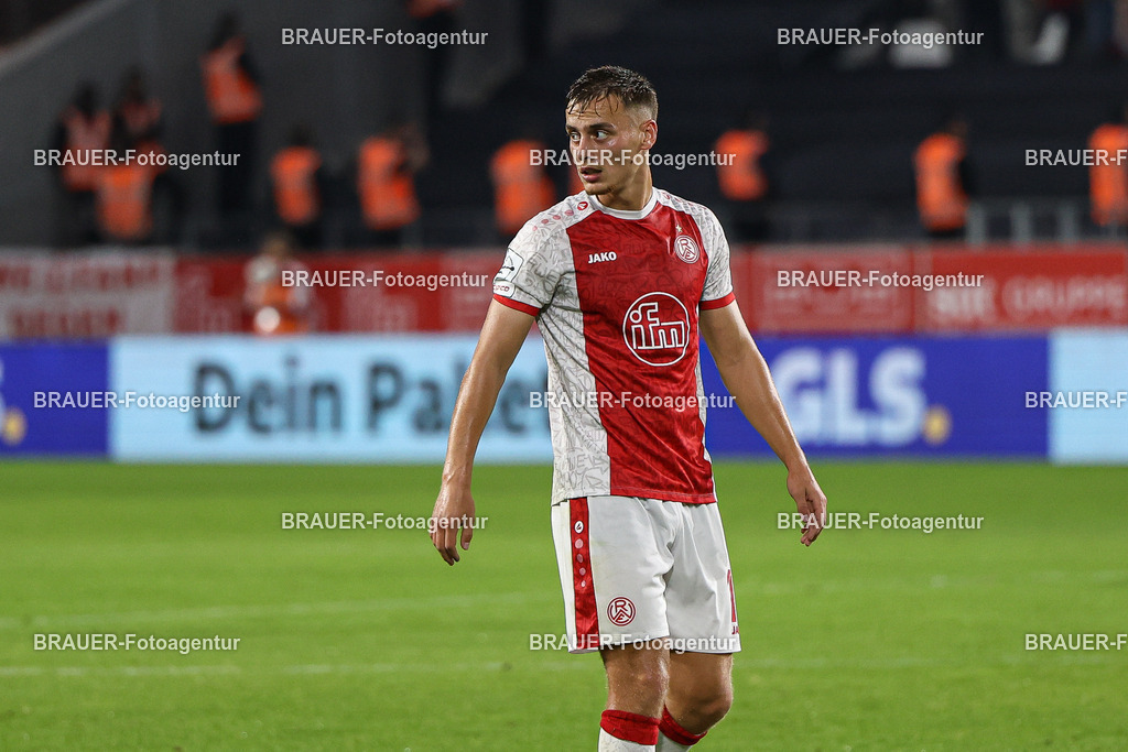 Rot-Weiss Essen - TSV Alemannia Aachen | Essen, Deutschland, 31.08.2025 Marvin Obuz  (Rot-Weiss Essen) Schautwährend des 3.Liga Spiels zwischen  Rot-Weiss Essen und Alemannia Aachen am 31.08.2025 im Stadion an der Hafenstraße in Essen. (Foto von Timo Bluhmki-Schmidt/Brauer Fotoagentur