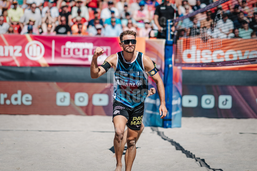 Beachvolleyball | Männer | Allianz German Beach Tour 2024 | Tourstop Kühlungsborn | 11.08.2024 | Jonas Sagstetter ballt die Faust
