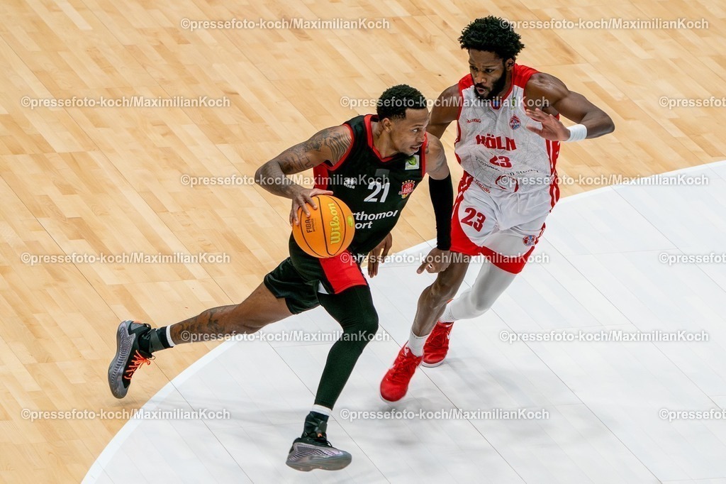 xKKUx27122501029 | 27.12.2025, xkkux, Baskettball, Pro-A, Rhein-Stars Köln - Bayer-Giants Leverkusen Castello Düsseldorf: Leverkusens JOHN WILLIAMS JR im Zweikampf gegen  Kölns MICHAEL MILLER 