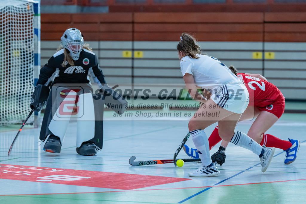 HK_20231217_107712 | 1. Bundesliga Damen Crefelder HC - Düsseldorfer HC  am 17.12.2023 Sporthalle Glockenspitz, Krefeld , Pia Lhotak ( Düsseldorfer HC #5 ) , Lotta Dittrich ( Crefelder HTC )