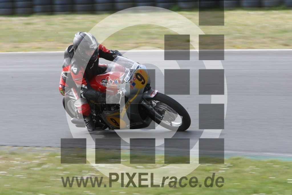 0009-20250412_00930 | Schöne Erinnerungen an spannende Momente - das festzuhalten ist unser Job. PIXELrace.de ist seit 2003 auf den Rennstrecken Europas unterwegs um die Action draußen beim Fahren und die wunderbare Stimmung imm Fahrerlager für euch einzufangen.