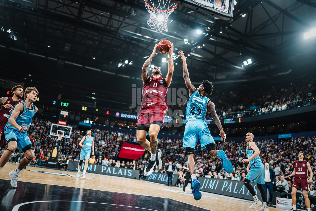 Basketball | Männer | Saison 2023/2024 | easyCredit Basketball Bundesliga | Veolia Towers Hamburg vs. FC Bayern München | 26.03.2024 | Nick Weiler-Babb (#0, FC Bayern Basketball) kann nicht von Aljami Durham (#42, Veolia Towers Hamburg) gestoppt werden