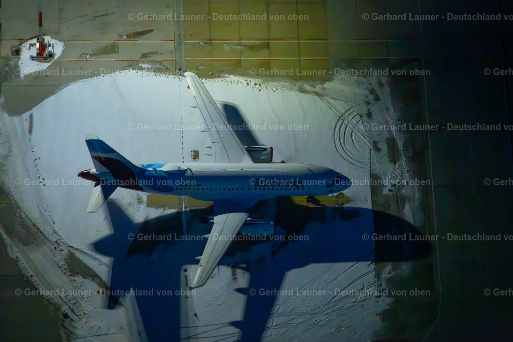 4045227 | STUTTGART 14.02.2021 Nacht- Lichter und Beleuchtung Abfertigungs- Gebäude und Terminals auf dem Gelände des Flughafen in Stuttgart im Bundesland Baden-Württemberg. Weiterführende Informationen bei: Flughafen Stuttgart GmbH. Keine POD - Print on Demand Verwendungen zulässig ! // Night lighting dispatch building and terminals on the premises of the airport in Stuttgart in the state Baden-Wuerttemberg. Further information at: Flughafen Stuttgart GmbH. No POD - Print on Demand uses allowed! Foto: Gerhard Launer