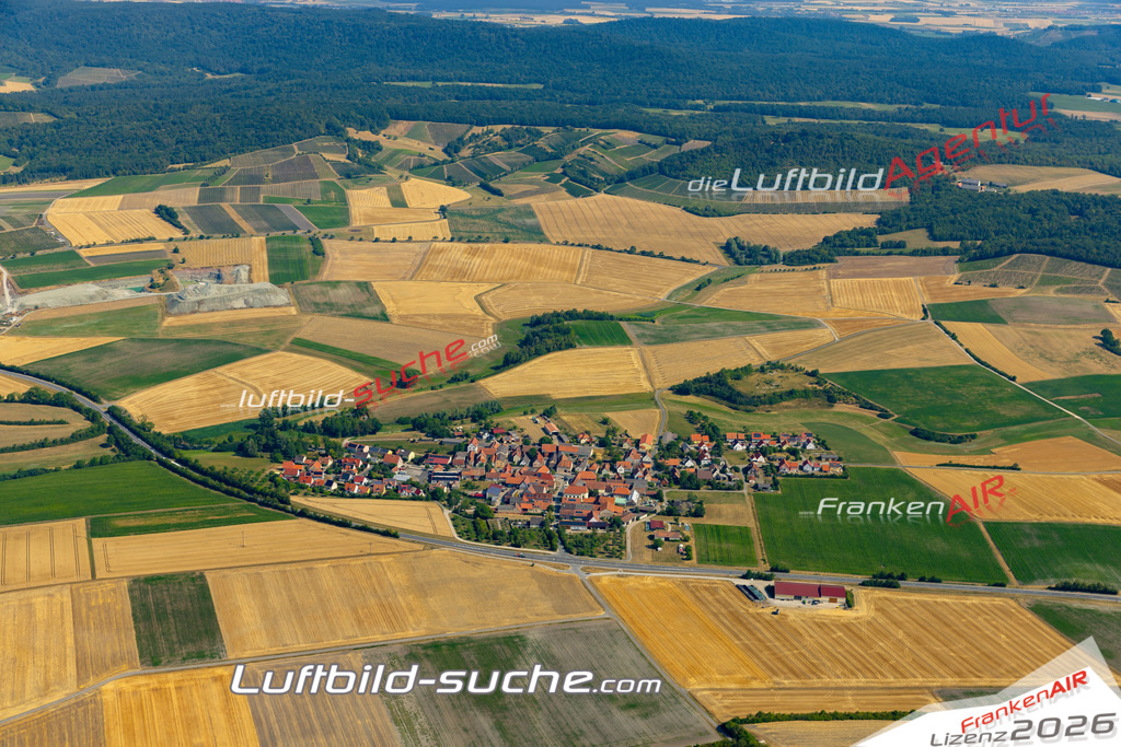 Das Luftbild zeigt : Possenheim Iphofen - Die Luftaufnahme wurde 2023 vom UL-Flugzeug aus erstellt ( keine Drohne ) - Hochauflösende Luftaufnahme - Für grossformatige Ausdrucke geeignet. Die Geschenkidee !Mit Lizenz und Bildrechte bestellbar