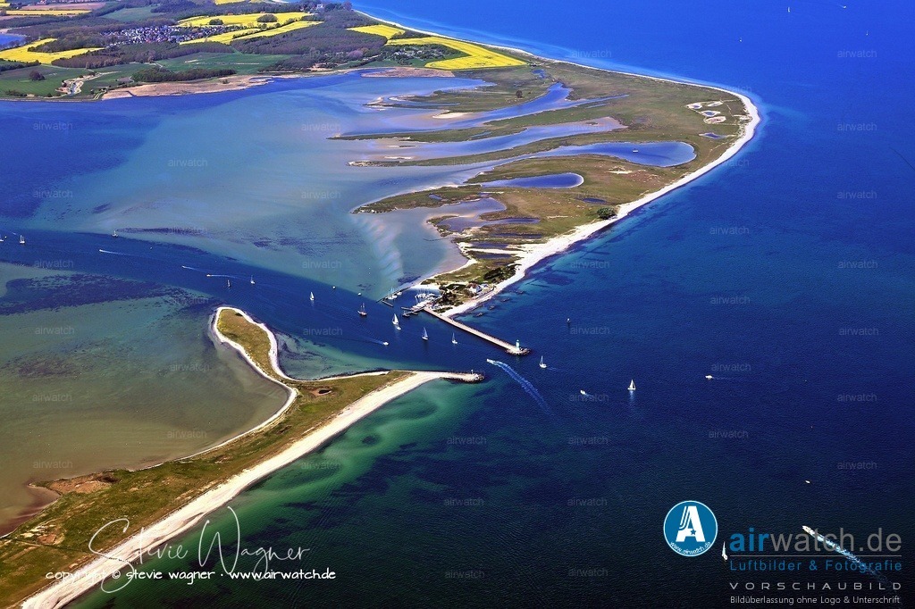 Luftbilder Ostseefjord Schlei, Maasholm, Port Olpenitz, Schleimünde | Seit 1871 befindet sich am südlichen Ende der Halbinsel der Leuchtturm Schleimünde, ein 14,3 Meter hoher Turm, der als Orientierungs- und Ansteuerungsfeuer für die Schifffahrt dient. Der Leuchtturm ist seit 2014 in grün-weiß gestrichen, um als laterales Schifffahrtszeichen (Steuerbordseite) internationale Seeverkehrsstandards (IALA) zu erfüllen. Er steht unter Denkmalschutz und wird vom Wasserstraßen- und Schifffahrtsamt Ostsee ferngesteuert.