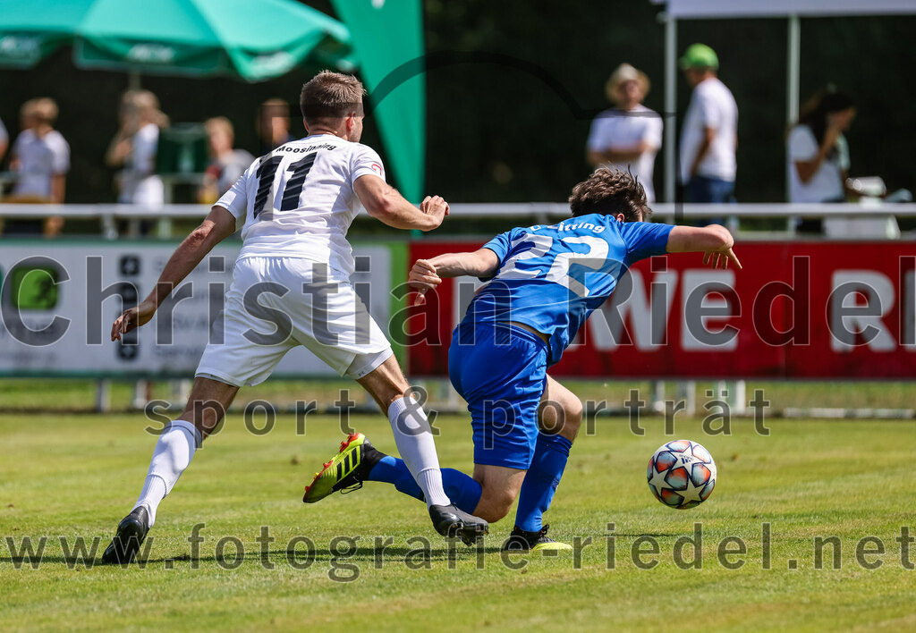 2023-07-22_079_FC_Eitting_gegen_FC_Moosinning | Eitting, Deutschland, 22.07.2023:
Fußball, Kreisliga 2023 / 2024, Testspiel, FC Eitting gegen FC Moosinning, Endergebnis: 0:4

Maximilian Lechner (FC Moosinning, #11), Lucas Bruckbeck (FC Eitting, #22)

Foto: Christian Riedel / fotografie-riedel.net