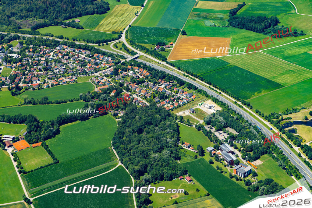 Aktuelles Luftbild von Oberwindach Windach - Die Luftaufnahme wurde 2022 mittels UL-Flugzeug erstellt ( keine Drohne ) - hochauflösende Kamera-Systeme von  Canon -Beste Qualität - Für grossformatige Ausdrucke geeignet. Die Geschenkidee !