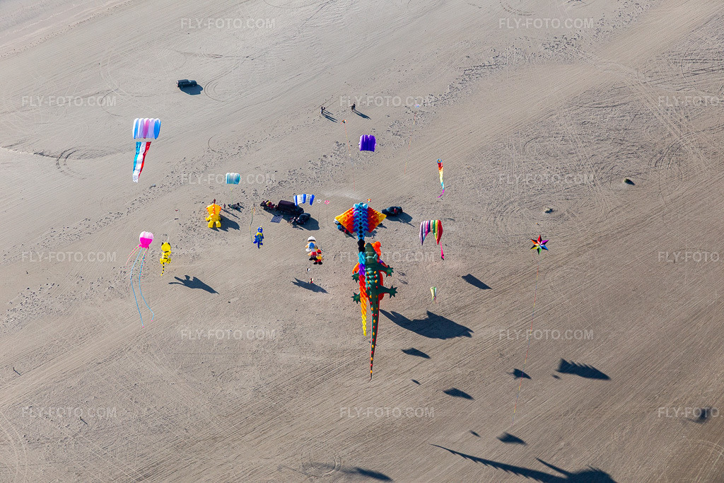 Aerial view: Colorful kites above the sandy beach on the west coast of the North Sea island of Fanø in Fanø in the state South Denmark, Denmark.Photo: IMG_118717.jpg taken on 09/21/2019 by Werner Riehm/FLY-FOTO.comResolution of the original: 5472 x 3648 px