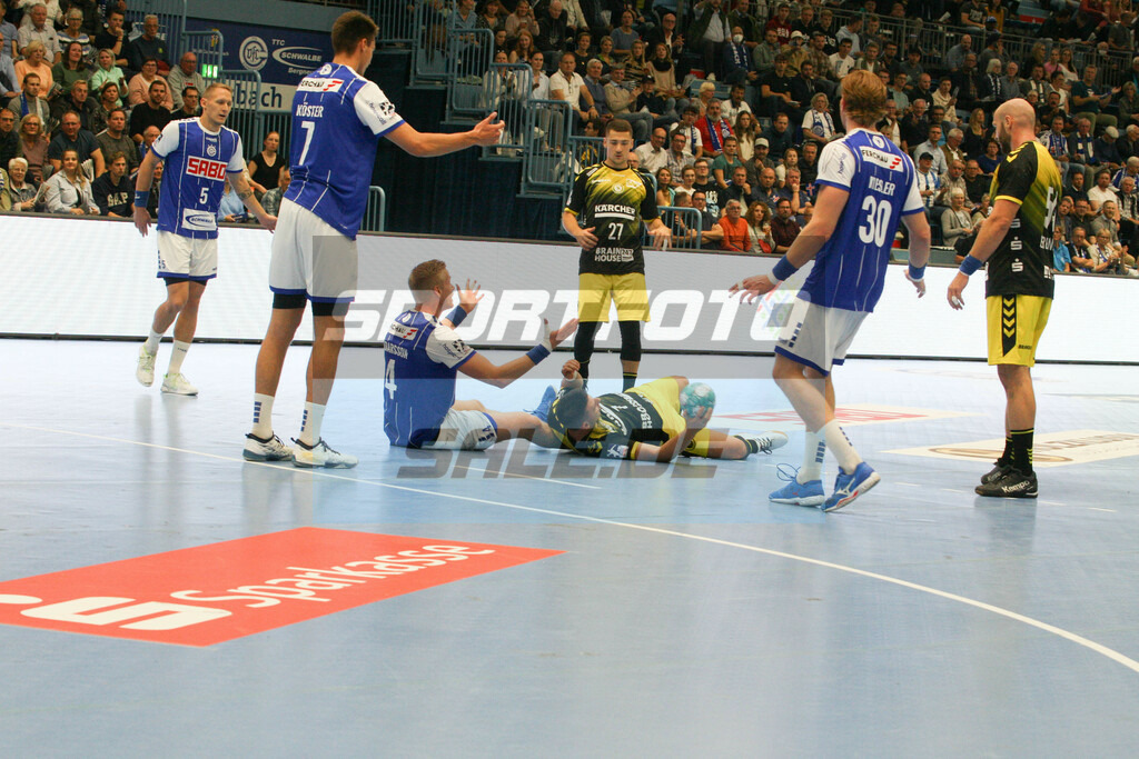 VFL Gummersbach - TVB Stuttgart | Ellidi Vidarsson (Sitzend und Egon Hanusz (liegend) - © Sportfoto-Sale (MK) - Realisiert mit Pictrs.com