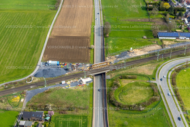 Voerde230301016Betuwe | Luftbild, Ausbau der Betuwe Linie zwischen Ruhrgebiet und den Niederlanden im Bereich Voerde zur dreigleisigen Bahnstrecke, , alle beschrankten Bahnübergänge werden entfallen oder durch Über- oder Unterführungen ersetzt werden. Vor allem ist die Ausbaumaßnahme für die Bahn mit der Verpflichtung verbunden, nunmehr Lärmschutz für die betroffenen Menschen zu gewähren. Stockum, Voerde, Niederrhein, Ruhrgebiet, Nordrhein-Westfalen, Deutschland