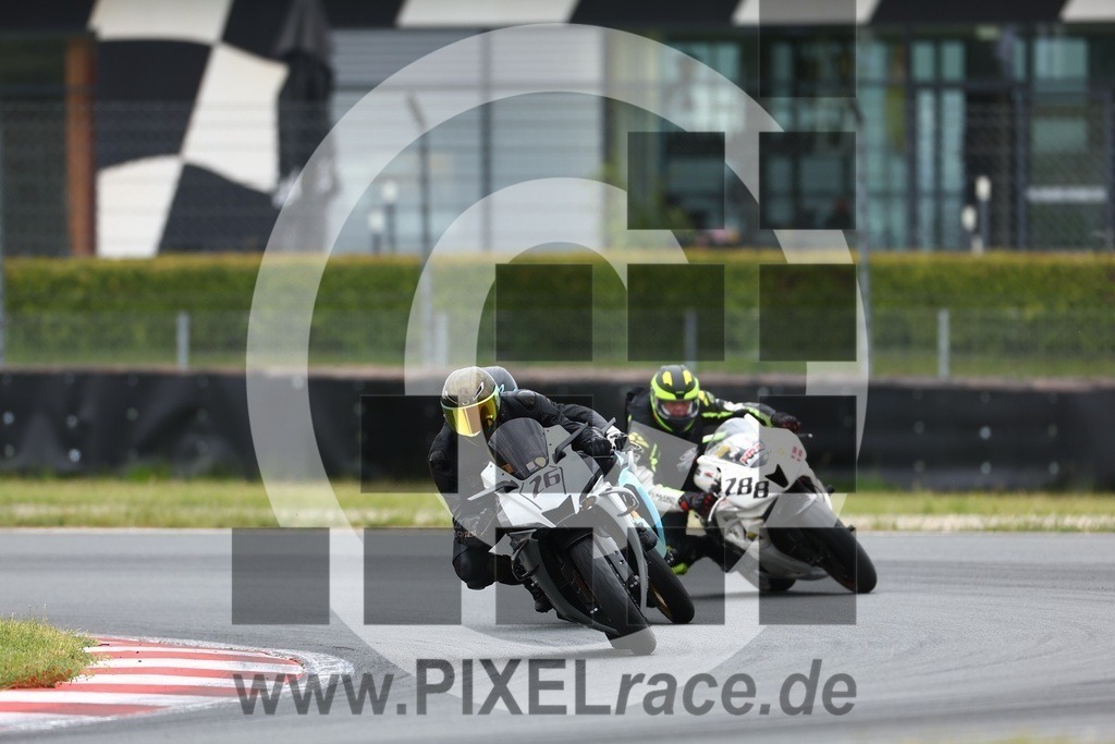 0288-20250522_00166 | Schöne Erinnerungen an spannende Momente - das festzuhalten ist unser Job. PIXELrace.de ist seit 2003 auf den Rennstrecken Europas unterwegs um die Action draußen beim Fahren und die wunderbare Stimmung imm Fahrerlager für euch einzufangen.