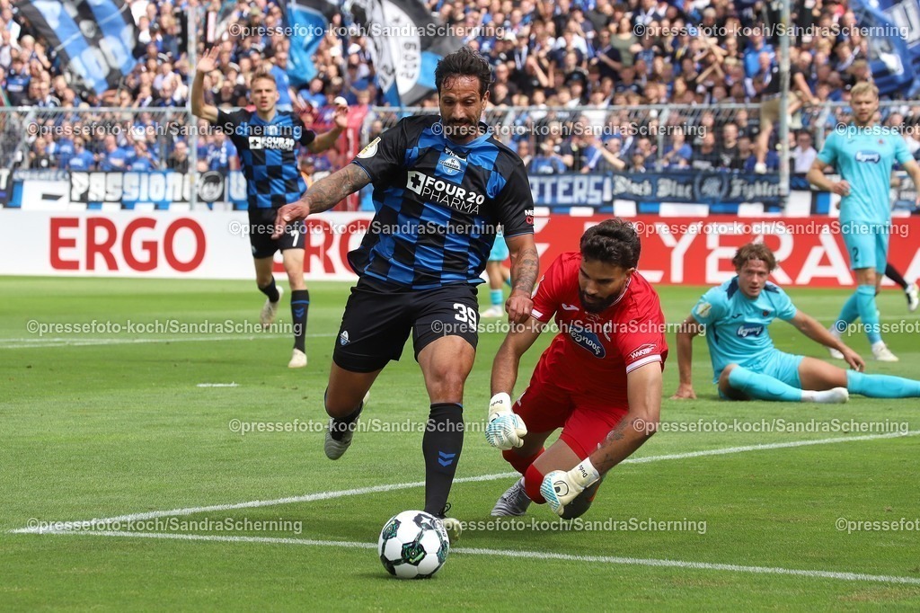 xssc17082501034 | 17.08.2025, xsscx, Fuﬂball, DFB-Pokal 1. Runde, Viktoria Kˆln - SC Paderborn 07, Sportpark Hˆhenberg Saison 2025 2026: Adriano Grimaldi (SC Paderborn #39) im Zweikampf gegen Eduardo Dos Santos Haesler (Viktoria Kˆln #01) NRW Deutschland DFB regulations prohibit any use of photographs as image sequences and or quasi-video.