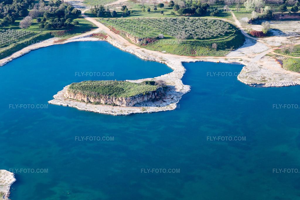 Aerial view: View of the town in Seget in the state Gespanschaft Istrien, Croatia. – Photo: IMG_106095.jpg taken on 04/13/2018 by Werner Riehm/FLY-FOTO.com – Resolution of the original: 5472 x 3648 px