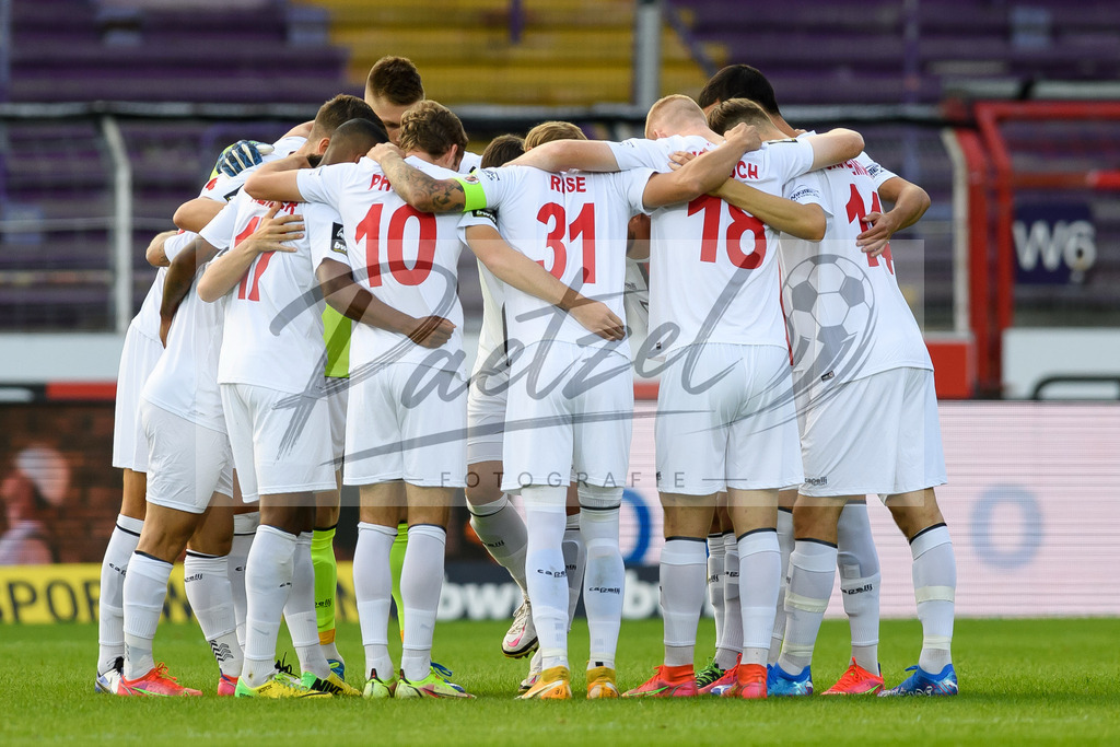 OSNVKO2021090620210906_174 | Fussball, Herren: . Spieler vom FC Viktoria Koeln bilden einen Kreis beim Spiel der 3. Liga zwischen VfL Osnabrueck und FC Viktoria Koeln im Stadion an der Bremer Bruecke am 06.09.2021 in Osnabrueck, Deutschland.DFB / DFL REGULATIONS PROHIBIT ANY USE OF PHOTOGRAPHS AS IMAGE SEQUENCES AND/OR QUASI-VIDEO. - Realisiert mit Pictrs.com