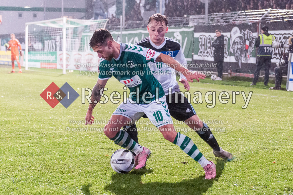 Fußball, Saison 2022/23, Regionalliga Nord, VfB Lübeck - Hamburger SV II, Stadion an der Lohmühle (Lübeck), 25.11.2022, 20. Spieltag | Manuel Farrona Pulido (#10, Lübeck), Arlind Ibrahim Rexhepi (#7, HSV II)
