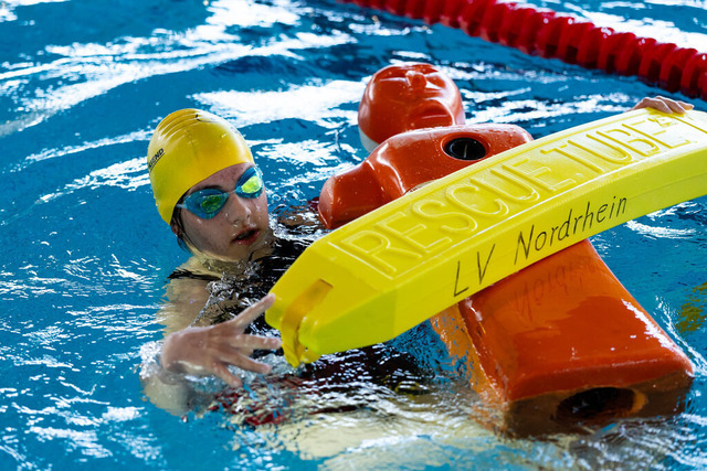 DLRG, Wettkampf, Rettungssport, Landesverbandsmeisterschaften 2026 13.06.2026 | Bedburg, Deutschland - June, 13: Matt, Lotta aus dem Verein DLRG Oberbruch im Lauf Nr. 78 der Landesverbandsmeisterschaften 2026 im MonteMare Bedburg. In dem Lauf Nr. 78 traten die Teilnehmenden in der Disziplin 100m Lifesaver gegeneinander an. (Foto: Benedikt Lang (DLRG) - Realisiert mit Pictrs.com