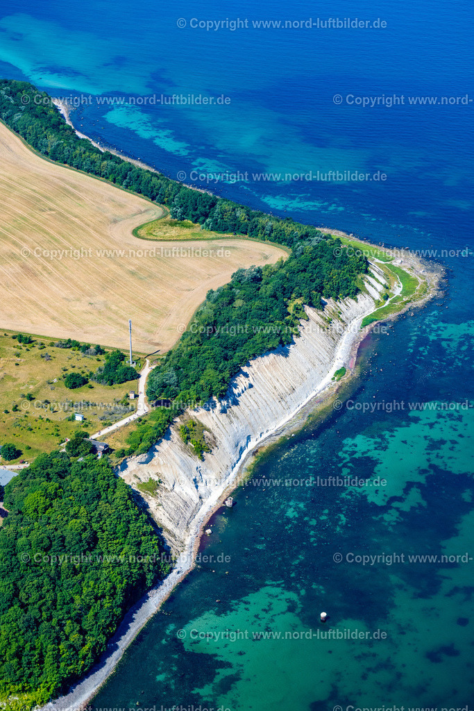 Kap_Arkona_Rügen_Keidefelsen_ELS_8155100822 | PUTGARTEN 10.08.2022 Neuer Leuchtturm und Schinkelturm an der Steilküste am Kap Arkona bei Putgarten auf der Insel Rügen im Bundesland Mecklenburg-Vorpommern. // New lighthouse and Schinkelturm on the steep coast at Cape Arkona near Putgarten on the island of Ruegen in the state of Mecklenburg-Western Pomerania. Foto: Martin Elsen