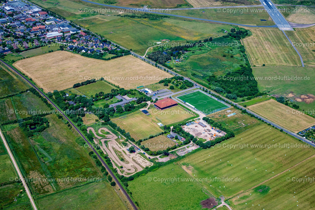 Sylt_Tinnum_Sportzentrum_Sylt_Ost_ELS_4371210625 | SYLT 21.06.2025 Ensemble der Sportplatzanlagen an der Straße Am Sportzentrum im Ortsteil Tinnum in Sylt Nordsee - Insel im Bundesland Schleswig-Holstein, Deutschland. // Ensemble of sports grounds on street Am Sportzentrum in the district Tinnum in Sylt North Sea Island in the state Schleswig-Holstein, Germany. Foto: Martin Elsen