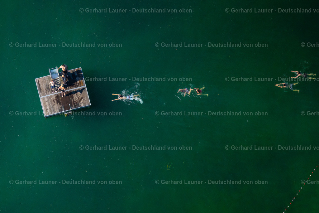 4046022 | ERFURT 14.06.2021 Badegäste suchen sommerliche Abkühlung am Uferbereich des See "Nordstrand" auf einer Badeinsel in Erfurt im Bundesland Thüringen, Deutschland. // Bathers look to cool off in summer on the banks of the lake "Nordstrand" on a bathing island in Erfurt in the state Thuringia, Germany. Foto: Gerhard Launer