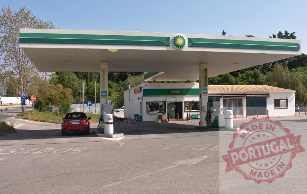 BP gas station with Mini Cooper filling fuel | Red Mini Cooper receiving fuel at a BP petrol station during daytime - Realisiert mit Pictrs.com