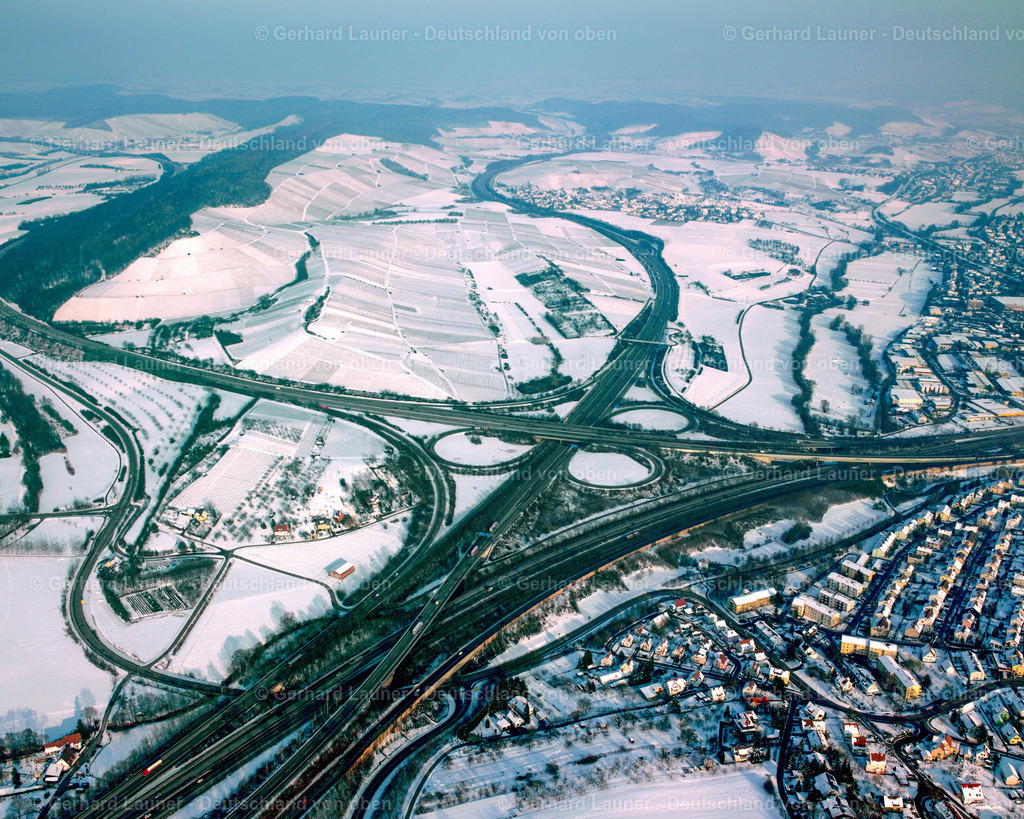2500023 | WEINSBERG 01.12.2021 Winterlich schneebedeckte Verkehrsführung und Fahrbahnen in der Straßenführung des Autobahnkreuz der BAB A 81 - 6 " Autobahnkreuz Weinsberg " - angegelegt als Form eines Kleeblattes in Weinsberg im Bundesland Baden-Württemberg, Deutschland. Weiterführende Informationen bei: Die Autobahn GmbH des Bundes,  Die Autobahn GmbH des Bundes - Niederlassung Südwest. // Wintry snowy traffic flow at the intersection- motorway A 81 - 6 " Autobahnkreuz Weinsberg " in form of cloverleaf in Weinsberg in the state Baden-Wuerttemberg, Germany. Further information at: Die Autobahn GmbH des Bundes,  Die Autobahn GmbH des Bundes - Niederlassung Suedwest. Foto: Gerhard Launer