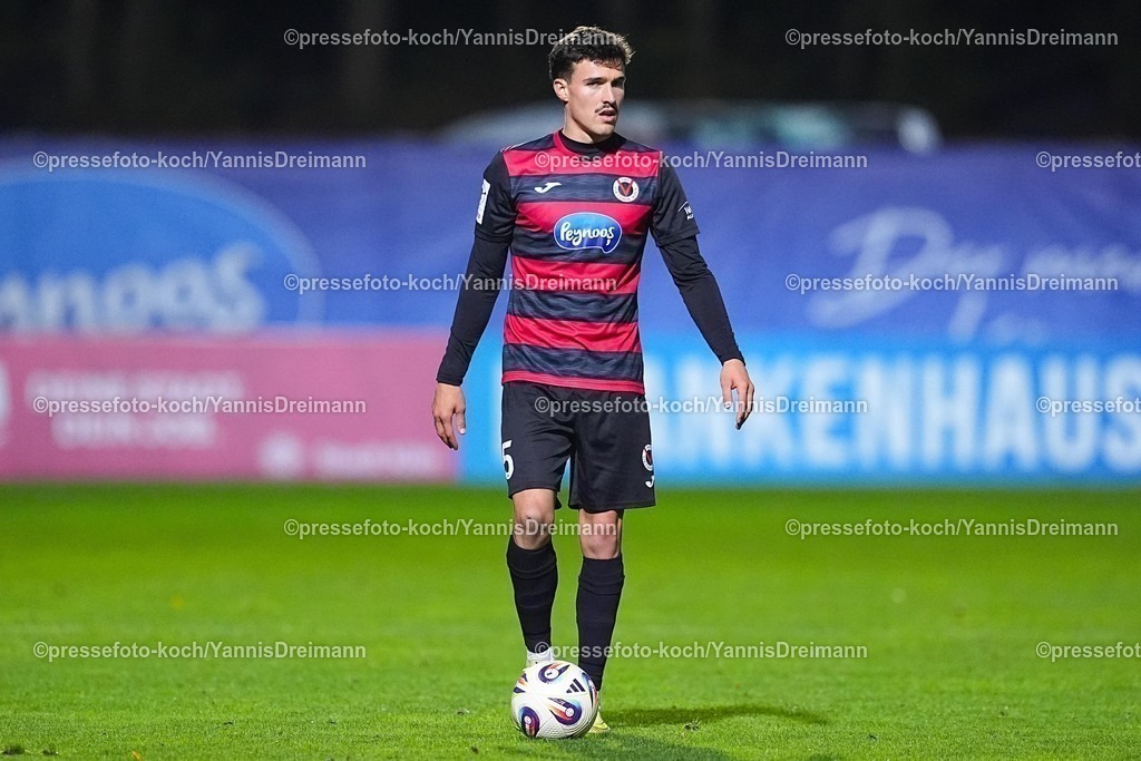 xYDR31102501108 | 31.10.2025, xydrx, Fußball, 3.Liga, FC Viktoria Köln - FC Ingolstadt 04, Saison 2025 2026, Sportpark Höhenberg: Leonhard Muenst (FC Viktoria Köln #5)   DFB regulations prohibit any use of photographs as image sequences and or quasi-video.