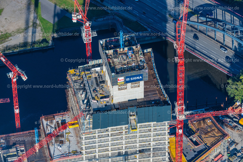 Hamburg_Elbtower_Baustelle_ELS_4949040923 | HAMBURG 28.08.2023 Baustelle zum Neubau des Hochhaus- Gebäudekomplexes " Elbtower " an der Zweibrückenstraße zwischen Oberhafenkanal und Norderelbe im Ortsteil HafenCity in Hamburg, Deutschland. Weiterführende Informationen bei: Adolf Lupp GmbH + Co KG,  Akustik-Ingenieurbüro Moll GmbH,  BTB Betontechnik GmbH,  David Chipperfield Architects - Gesellschaft von Architekten mbH,  Deutsche Doka Schalungstechnik GmbH,  Ed. Züblin AG,  Implenia AG,  LV Baumanagement AG,  NOBU HOTELS CORPORATE OFFICE,  SIGNA HOLDING GMBH. // Construction site for new high-rise building complex " Elbtower " on Zweibrueckenstrasse between Oberhafenkanal and Norderelbe in the district HafenCity in Hamburg, Germany. Further information at: Adolf Lupp GmbH + Co KG,  Akustik-Ingenieurbuero Moll GmbH,  BTB Betontechnik GmbH,  David Chipperfield Architects - Gesellschaft von Architekten mbH,  Deutsche Doka Schalungstechnik GmbH,  Ed. Zueblin AG,  Implenia AG,  LV Baumanagement AG,  NOBU HOTELS CORPORATE OFFICE,  SIGNA HOLDING GMBH. Foto: Martin Elsen