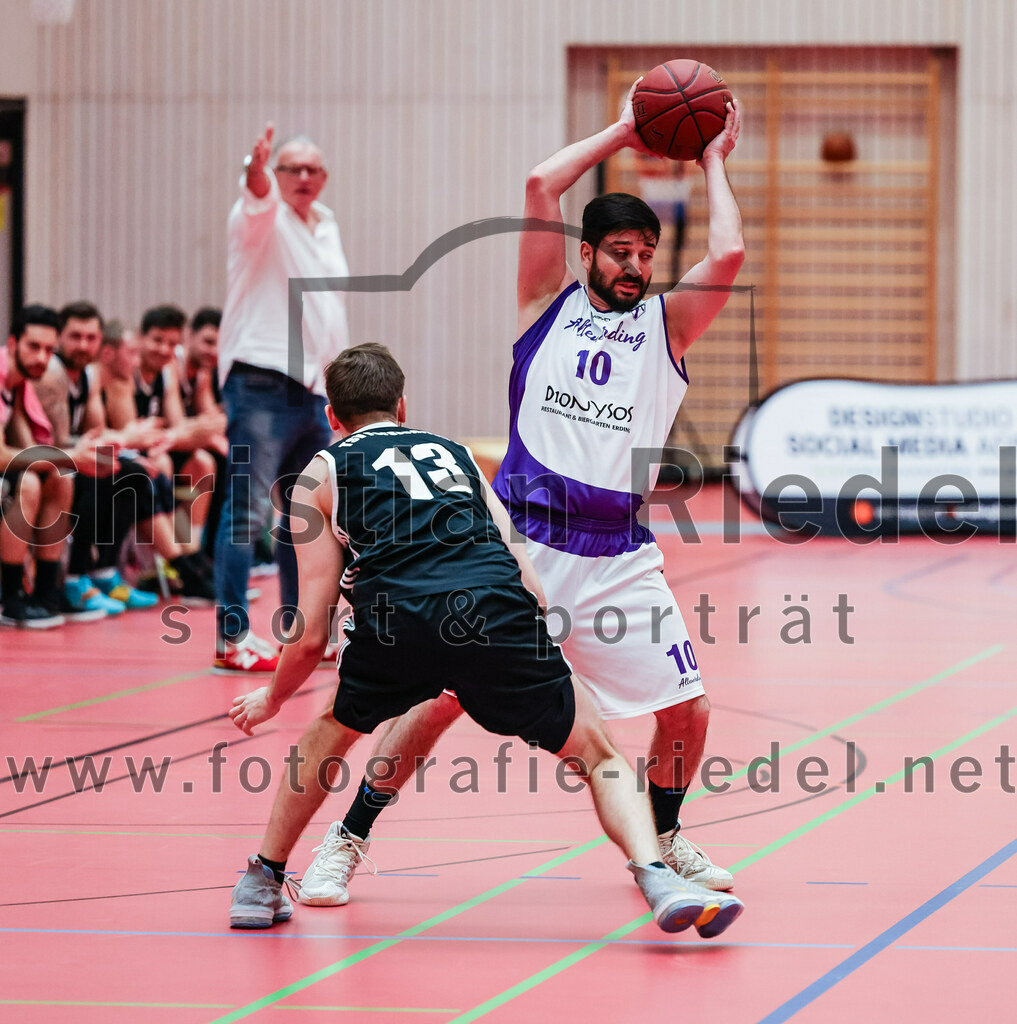 2022-05-15_009_SpVgg_Altenerding_gegen_TSV_Muenchen-Forstenried | Erding, Deutschland, 15.05.2022:
Basketball, Bezirksliga 2021 / 2022, Play-Offs, SpVgg Altenerding gegen TSV München-Forstenried, Endergebnis: 55:57

+f13+, Abdul Azim Amani (SpVgg Altenerding, #10)

Foto: Christian Riedel / fotografie-riedel.net