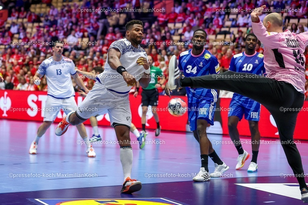 EHF24012601093 | 24.01.2026, Handball, Men's EHF EURO 2026, Frankreich - Portugal, Jyske Bank Boxen in Herning, Dänemark, Main Round:  Victor Manuel Iturriza Alvarez (Portugal #08) wirft auf das Tor von  Charles Bolzinger (France #16)