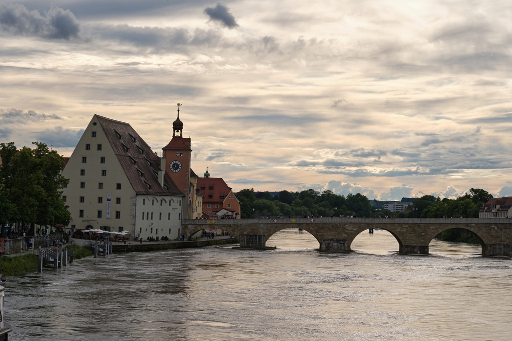 Blick auf die steinerne Brücke | Regensburg, Deutschland - May 30, 2024: Blick auf die steinerne Brücke, das Besucherzentrum Welterbe und den Brückenturm. - Realisiert mit Pictrs.com