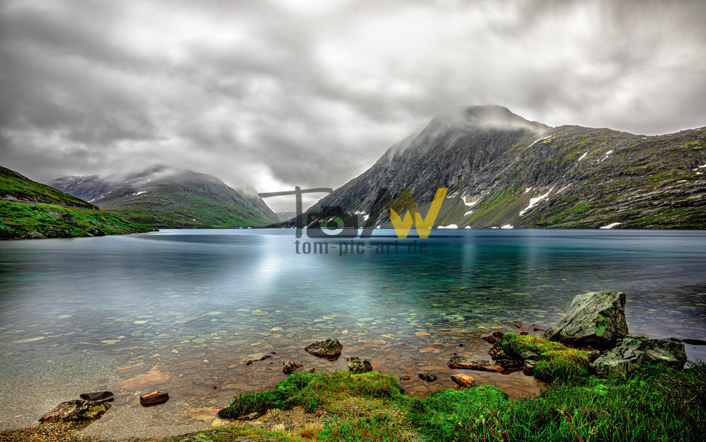Der Djupvatnet-Ein idyllischer norwegischer See-Landschaft | Der Djupvatnet liegt auch 1016m Höhe, in der Nähe des Ortes Geiranger - ca 8,5km entfernt. Hier eine Langzeitbelichtung.  - Realisiert mit Pictrs.com