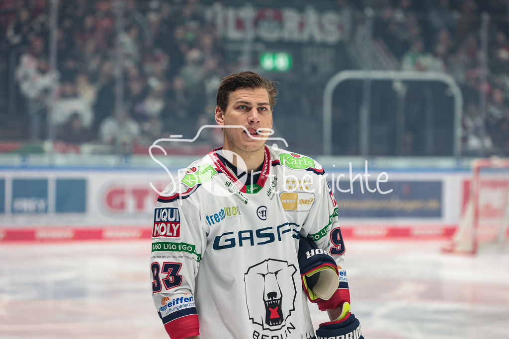 Augsburger Panther - Eisbaeren Berlin | Leonhard PFOEDERL (EBB #93) bei den Staring Six vor der Partie / Leonhard PFÖDERL