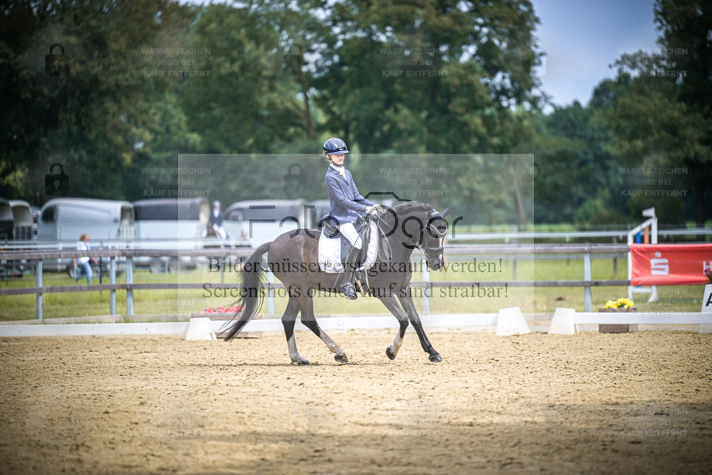 DOS_4697 | Entdecke hochwertige Reitturnierfotos von Foto Oger. Professionell, emotional und authentisch – jetzt Lieblingsmomente im Shop bestellen. - Realisiert mit Pictrs.com