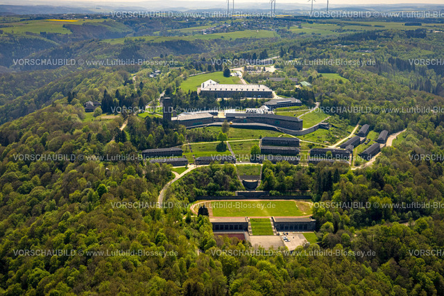 Schleiden240502100Vogelsang | Luftbild, Vogelsang IP Gebäudekomplex und historisches Museum auf dem Berg Erpenscheid, unter Denkmalschutz stehende ehemalige NS-Ordensburg Vogelsang, Waldgebiet Nordeifel Nationalpark Eifel, Morsbach, Schleiden, Nordrhein-Westfalen, Deutschland