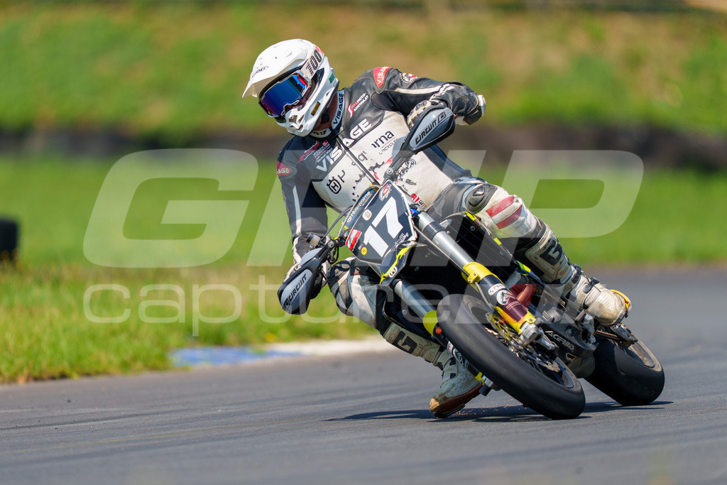 G-Cup + Supermoto Staatsmeisterschaft + Hungarian Supermoto Championship | GRIPcapture steht für authentische Sportfotografie in Österreich – für Momente, die mehr sind als Geschwindigkeit oder Ergebnis. Es geht um Emotion, Spannung, Fokus und den Augenblick, der oft nur einen Wimpernschlag dauert.Ob Motorsport, Teamsport oder 