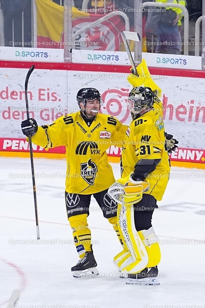xYDRx30112501048 | 30.11.2025, xydrx, Eishockey, DEL2, Düsseldorfer EG - Krefeld Pinguine, PSD Bank Dome Düsseldorf: Zack Dybowski (Krefeld Pinguine #44) und Felix Bick (Krefeld Pinguine #31) bejubeln den 6:3 SiegPhoto: xYannisxDreimannxPressefotoKochx