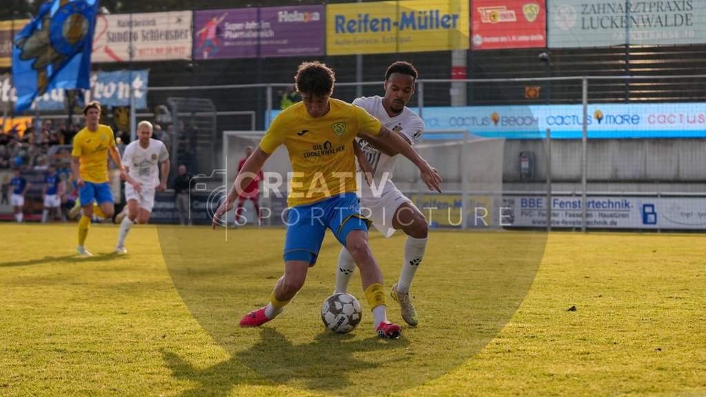 Fußball, Herren, Saison 2025/2026, Regionalliga Nordost, 24. Spieltag, FSV 63 Luckenwalde vs. 1.FC Lokomotive Leipzig, Samstag 28.02.2026, Werner-Seelenbinder-Stadion Luckenwalde, | Fußball, Herren, Saison 2025/2026, Regionalliga Nordost, 24. Spieltag, FSV 63 Luckenwalde vs. 1.FC Lokomotive Leipzig, Samstag 28.02.2026, Werner-Seelenbinder-Stadion Luckenwalde, Im Bild: Mike Bachmann (l. Luckenwalde) und Ayodele Adetula (r. Leipzig) - Realisiert mit Pictrs.com