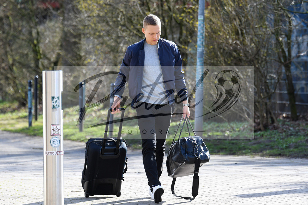 20200303_PKWBRE_0046 | Fussball, Herren: Ludwig Augustinsson (Werder Bremen) schaut auf dem Weg ins wohninvest Weserstadion am 03.03.2020 in Bremen, Deutschland. - Realisiert mit Pictrs.com