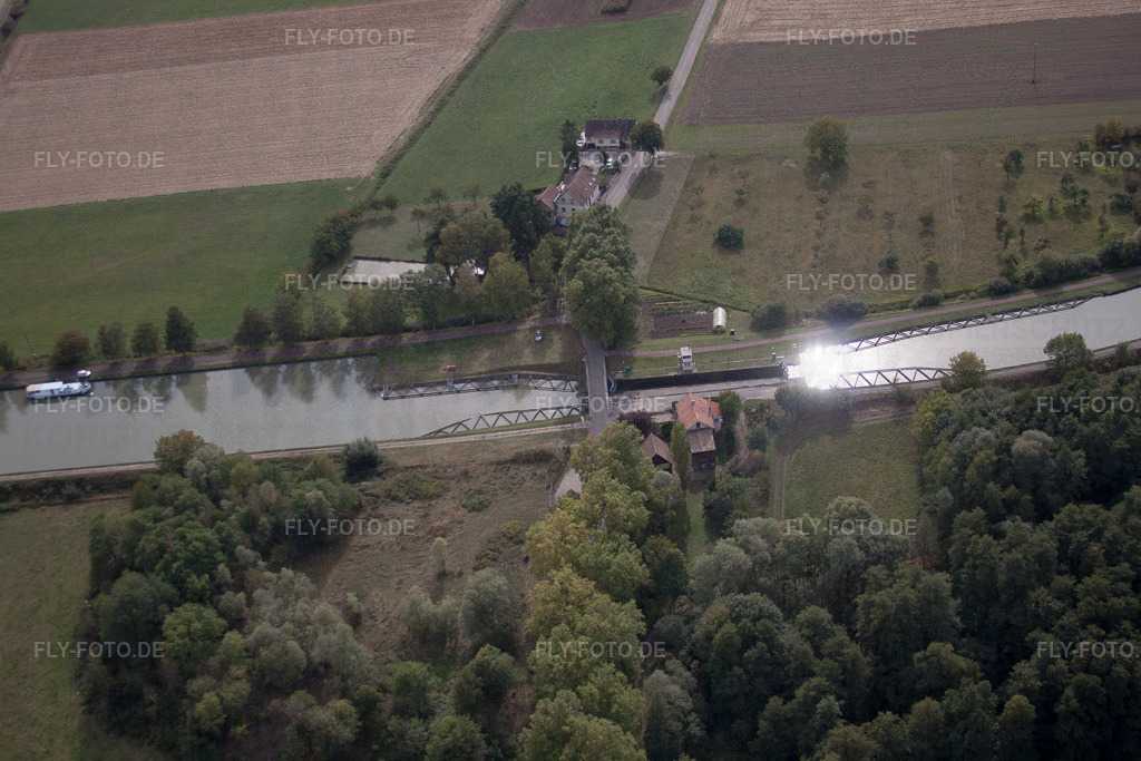 Ortsansicht | Luftbild: Ortsansicht in Schwindratzheim im Bundesland Bas-Rhin in Frankreich. Foto: IMG_53568.jpg vom 30.09.2012 durch Werner Riehm/FLY-FOTO.de - Realisiert mit Pictrs.com