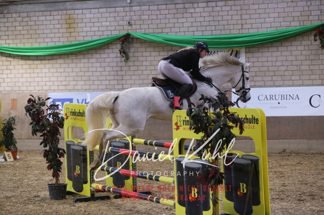 IMG_0871 | Deine Turnierfotos vom Reitturnier online kaufen: Dressur, Springen & Siegerehrung. Professionelle Pferdefotografie aus dem Rheinland – als Download & Print.Alternative: Turnierfotograf für den Pferdesport: Finde deine Fotos von Dressur- und Springturnier