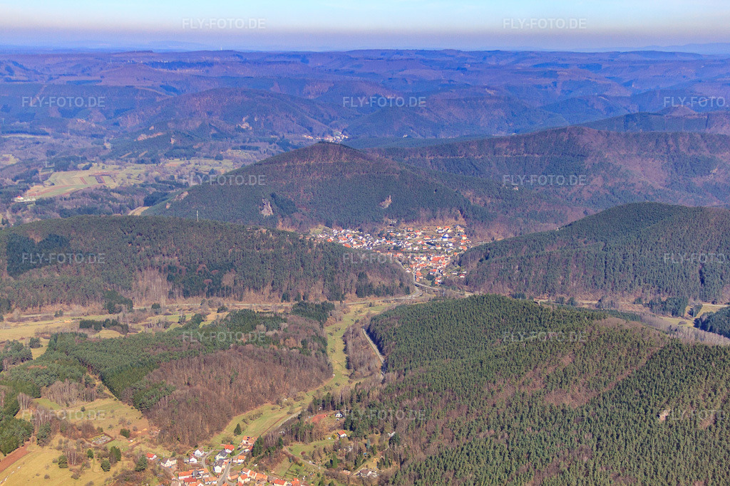 Luftbild: Dimbachtal vor Dorf im Pfälzerwald aus Süden in Schwanheim im Bundesland Rheinland-Pfalz in Deutschland. Foto: IMG_38381.jpg vom 20.03.2011 durch Werner Riehm/FLY-FOTO.de